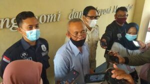 Kasubbag Humas Polres Kediri Kota, Kompol Kamsudi ketika memberikan keterangan terkait pembunuhan di Hotel Lotus Garden, Kediri. (Foto: NOE/Tugu Jatim)