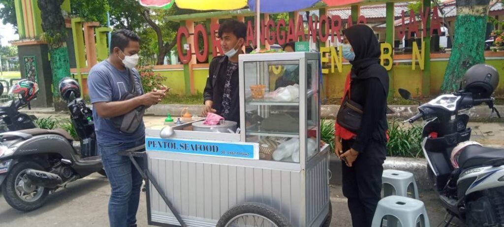 Kelompok mahasiswa dari Unirow, Tuban yang mencoba berbisnis kuliner pentol seafood. (Foto: Mochamad Abdurrochim/Tugu Jatim)