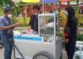 Kelompok mahasiswa dari Unirow, Tuban yang mencoba berbisnis kuliner pentol seafood. (Foto: Mochamad Abdurrochim/Tugu Jatim)