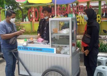 Kelompok mahasiswa dari Unirow, Tuban yang mencoba berbisnis kuliner pentol seafood. (Foto: Mochamad Abdurrochim/Tugu Jatim)