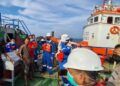 Personel dari Polairud bersama petugas Pertamina Fuel Tuban mengamankan kapal MT Putra Harapan yang melakukan pencurian BBM. (Foto: Humas MOR V Pertamina)