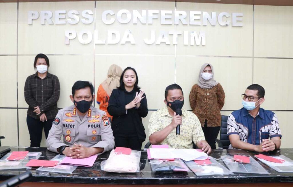 Sesi konferensi pers ungkap kasus prostitusi di sebuah tempat karaoke di Blitar oleh Polda Jatim, Jumat (19/3/2021) siang. (Foto: RanggaAji/Tugu Jatim)