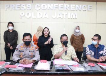 Sesi konferensi pers ungkap kasus prostitusi di sebuah tempat karaoke di Blitar oleh Polda Jatim, Jumat (19/3/2021) siang. (Foto: RanggaAji/Tugu Jatim)