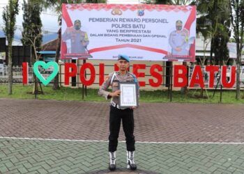 Bripda Akbar Maulana, anggota Baurmin Provos Sipropam di Polresta Batu yang dipuji langsung Brigjen Pol. Krishna Murti karena kerapiannya. (Foto: Dokumen/Polres Batu)