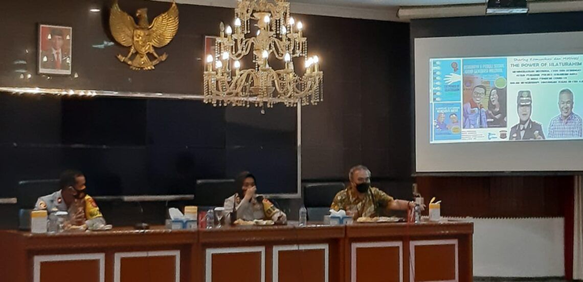Pandemi Tak Berarti Produktivitas Terhenti, Dr Aqua Dwipayana Kian Aktif Menebar Inspirasi 5 Pakar Komunikasi dan Motivator Nasional Dr Aqua Dwipayana saat Sharing Komunikasi dan Motivasi di Polres Sukabumi Kota pada Selasa malam (2/3/2021). Didampingi Kapolresnya AKBP Sumarni Guntur Rahayu. (Foto: Nurcholis MA Basyari/Tugu Jatim)