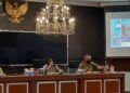 Pakar Komunikasi dan Motivator Nasional Dr Aqua Dwipayana saat Sharing Komunikasi dan Motivasi di Polres Sukabumi Kota pada Selasa malam (2/3/2021). Didampingi Kapolresnya AKBP Sumarni Guntur Rahayu. (Foto: Nurcholis MA Basyari/Tugu Jatim)