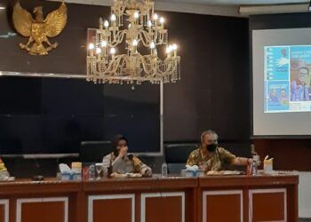 Pandemi Tak Berarti Produktivitas Terhenti, Dr Aqua Dwipayana Kian Aktif Menebar Inspirasi 2 Pakar Komunikasi dan Motivator Nasional Dr Aqua Dwipayana saat Sharing Komunikasi dan Motivasi di Polres Sukabumi Kota pada Selasa malam (2/3/2021). Didampingi Kapolresnya AKBP Sumarni Guntur Rahayu. (Foto: Nurcholis MA Basyari/Tugu Jatim)