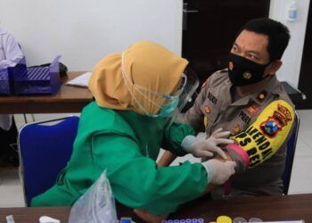 Bidang Kedokteran dan Kesehatan (Biddokes) Polda Jatim melakukan pemeriksaan kesehatan terhadap anggota Polres Tuban. (Foto: Humas Polres Tuban)