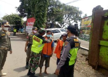 Koramil 0819/09 Lumbang Getol Lakukan Operasi Pendisiplinan Prokes