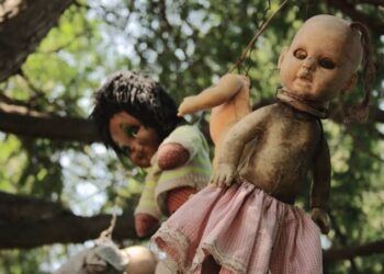 Boneka tergantung di Pulau Boneka, Meksiko. Salah satu pulang yang terkenal berhantu di dunia. (Foto: Wikipedia)
