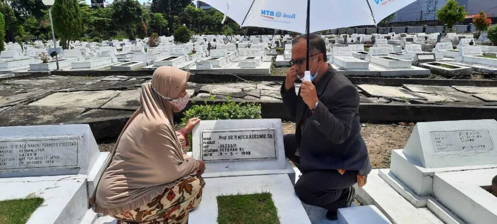 Prof Abdul Haris (kanan), Rektor UIN Maliki Malang ketika ziarah ke makam tokoh pendidikan Prof Dr Moch Koesnoe di Makam Pahlawan Surabaya, Minggu (21/3/2021). (Foto: Dokumen Pribadi)