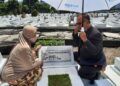 Prof Abdul Haris (kanan), Rektor UIN Maliki Malang ketika ziarah ke makam tokoh pendidikan Prof Dr Moch Koesnoe di Makam Pahlawan Surabaya, Minggu (21/3/2021). (Foto: Dokumen Pribadi)