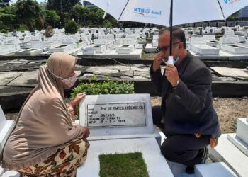 Prof Abdul Haris (kanan), Rektor UIN Maliki Malang ketika ziarah ke makam tokoh pendidikan Prof Dr Moch Koesnoe di Makam Pahlawan Surabaya, Minggu (21/3/2021). (Foto: Dokumen Pribadi)