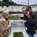 Dialog Imajiner dengan Tokoh Pendidikan Prof Dr Moch Koesnoe di Makam Pahlawan Surabaya 9 Prof Abdul Haris (kanan), Rektor UIN Maliki Malang ketika ziarah ke makam tokoh pendidikan Prof Dr Moch Koesnoe di Makam Pahlawan Surabaya, Minggu (21/3/2021). (Foto: Dokumen Pribadi)