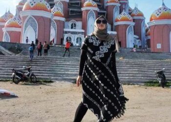 Menatap langit; sosok di dunia hiburan, Rina Gunawan meninggal dunia, Selasa (2/3/2021) malam. (Foto: Instagram/rinagunawan74) rina gunawan meninggal dunia, tugu jatim