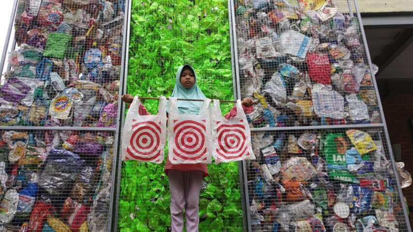 Aeshnina Azzahra Aqilani selaku Co-Captain River Warrior Indonesia berswafoto di depan sampah plastik dari Amerika Serikat. (Foto: River Warrior Indonesia)