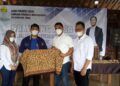Calon Ketua Umum (Caketum) Himpunan Pengusaha Muda Indonesia (HIPMI) Jawa Timur Rois Sunandar Maming, menerima cindera mata kain batik khas Tuban dari Ketua BPC HIPMI Tuban, Prasetya Bagus Wibawa D. (Foto: Moch Abdurrochim/Tugu Jatim)