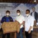 Calon Ketua Umum (Caketum) Himpunan Pengusaha Muda Indonesia (HIPMI) Jawa Timur Rois Sunandar Maming, menerima cindera mata kain batik khas Tuban dari Ketua BPC HIPMI Tuban, Prasetya Bagus Wibawa D. (Foto: Moch Abdurrochim/Tugu Jatim)