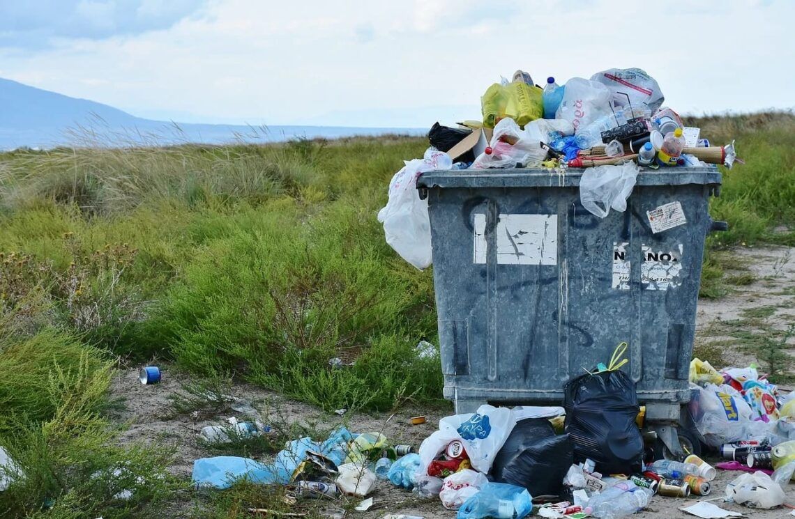 Pemkot Malang Larang Penggunaan Plastik Sekali Pakai 5 Ilustrasi limbah sampah plastik yang mulai dilarang oleh Pemkot Malang per Maret ini. (Foto: Pixabay) tugu jatim