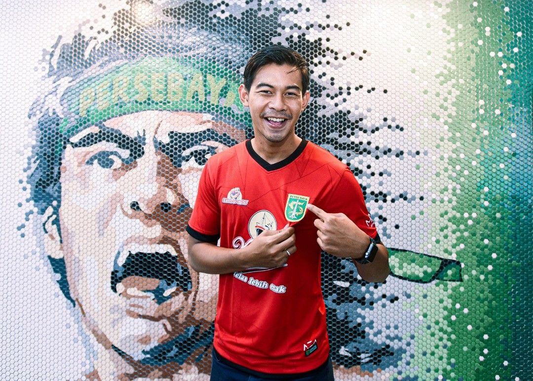 Satria Tama ketika resmi diumumkan ke publik oleh manajemen Persebaya Surabaya, Selasa (2/3/2021). (Foto: Persebaya.id) tugu jatim