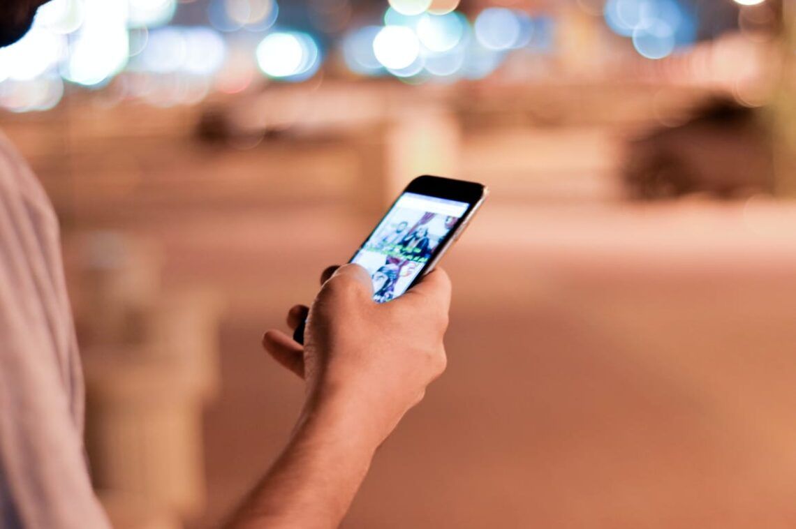 Bahaya Kecanduan 'Scrolling' HP alias Doomscrolling dan Kiat Mengatasinya 5 Ilustrasi seseorang terlalu lama dan terlalu banyak mendapat informasi negatif yang ia dapat melalui smartphone mereka atau doomscrolling. (Foto: Pexels) tugu jatim kecanduan scroing hp, bahaya kecanduan scrolling