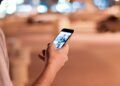 Ilustrasi seseorang terlalu lama dan terlalu banyak mendapat informasi negatif yang ia dapat melalui smartphone mereka atau doomscrolling. (Foto: Pexels) tugu jatim kecanduan scroing hp, bahaya kecanduan scrolling
