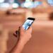 Ilustrasi seseorang terlalu lama dan terlalu banyak mendapat informasi negatif yang ia dapat melalui smartphone mereka atau doomscrolling. (Foto: Pexels) tugu jatim kecanduan scroing hp, bahaya kecanduan scrolling