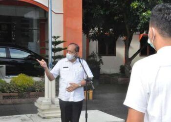 Sekretaris Daerah Sekda Trenggalek, Joko Irianto ketika mengambil alih apel Dinas PUPR, Rabu (24/3/2021). (Foto: Zamz/Tugu Jatim)