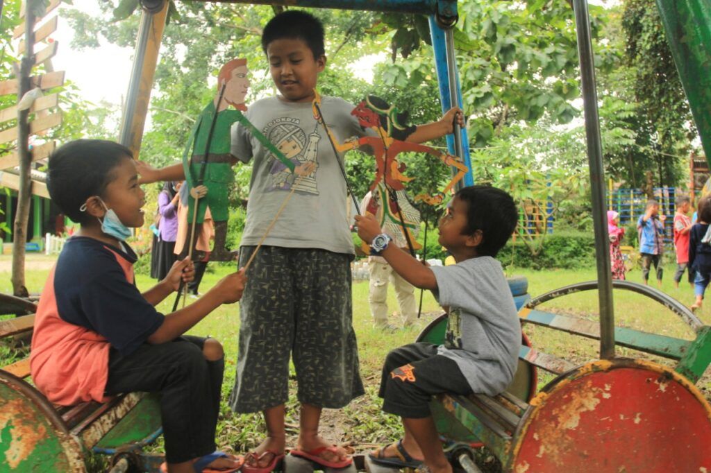 Para siswa Sekolah Alam Ramadhani Kediri yang mengikuti dengan antusias ketika mereka dikenalkan dengan wayang. (Foto: NOE/Tugu Jatim)