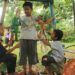 Sekolah Alam Ramadhani Kediri Kenalkan Wayang kepada Anak-anak 13 Para siswa Sekolah Alam Ramadhani Kediri yang mengikuti dengan antusias ketika mereka dikenalkan dengan wayang. (Foto: NOE/Tugu Jatim)