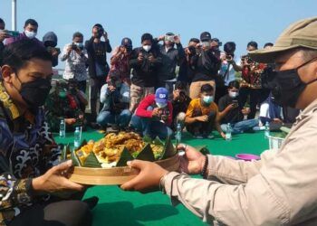 Acara selamatan untuk memperingati Jembatan Lama Kota Kediri yang telah berusia 152 tahun. Jembatan besi tertua di Jawa. (Foto: NOE/Tugu Jatim)