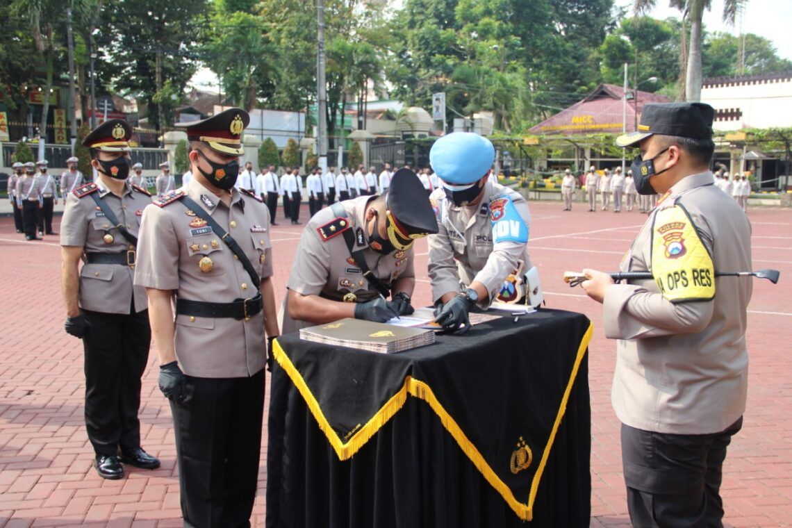 Kapolres Malang Pimpin Sertijab Wakapolres Malang Baru dan Beberapa Kapolsek 5 Upacara sertijab Wakapolres Malang yang dipimpin langsung oleh Kapolres Malang, AKBP Hendri Umar, Senin (15/3/2021). (Foto: Dokumen/Polres Malang)