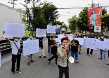 Aksi solidaritas yang dilakukan puluhan jurnalis di Tuban yang mengatasnamakan Forum Wartawan Tuban terhadap jurnalis Tempo, Nurhadi yang mengalami kekerasan saat melakukan liputan invetigasi kasus suap pajak. (Foto: Mochamad Abdurrochim/Tugu Jatim) kekerasan terhadap jurnalis dewan pers