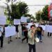 Aksi solidaritas yang dilakukan puluhan jurnalis di Tuban yang mengatasnamakan Forum Wartawan Tuban terhadap jurnalis Tempo, Nurhadi yang mengalami kekerasan saat melakukan liputan invetigasi kasus suap pajak. (Foto: Mochamad Abdurrochim/Tugu Jatim) kekerasan terhadap jurnalis dewan pers