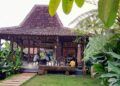 Suasana Kopi Sontoloyo yang dibentuk seperi joglo dan pendopo terbuat dari kayu. (Foto: Gufron)