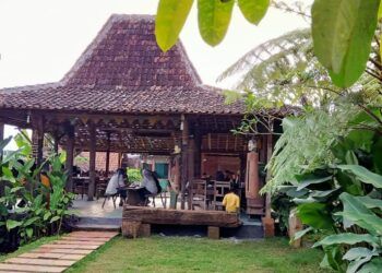 Suasana Kopi Sontoloyo yang dibentuk seperi joglo dan pendopo terbuat dari kayu. (Foto: Gufron)
