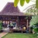 Suasana Kopi Sontoloyo yang dibentuk seperi joglo dan pendopo terbuat dari kayu. (Foto: Gufron)