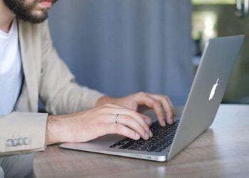 Ingin Mewujudkan Ide Start-Up? Yuk, Kenalan dengan Inkubator Bisnis! 9 Ilustrasi seseorang sedang menggali ide untuk bisnis start-up. (Foto : Pexels) inkubator bisnis