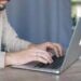 Ilustrasi seseorang sedang menggali ide untuk bisnis start-up. (Foto : Pexels) inkubator bisnis