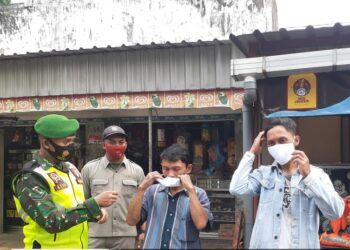 Operasi Penegakan Disiplin Protokol Kesehatan yang dilakukan oleh Babinsa Jatisari bersama jajaran samping di ruas jalan raya poros Purwodadi-Nongkojajar, Kabupaten Pasuruan, Rabu (10/3/2021). (Foto: Kodim Pasuruan)