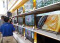 Sejumlah pengunjung di gerai penjualan televisi digital Kota Malang. (Foto : Azmy/Tugu Malang/Tugu Jatim) televisi analaog, televisi digital,
