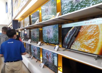 Sejumlah pengunjung di gerai penjualan televisi digital Kota Malang. (Foto : Azmy/Tugu Malang/Tugu Jatim) televisi analaog, televisi digital,