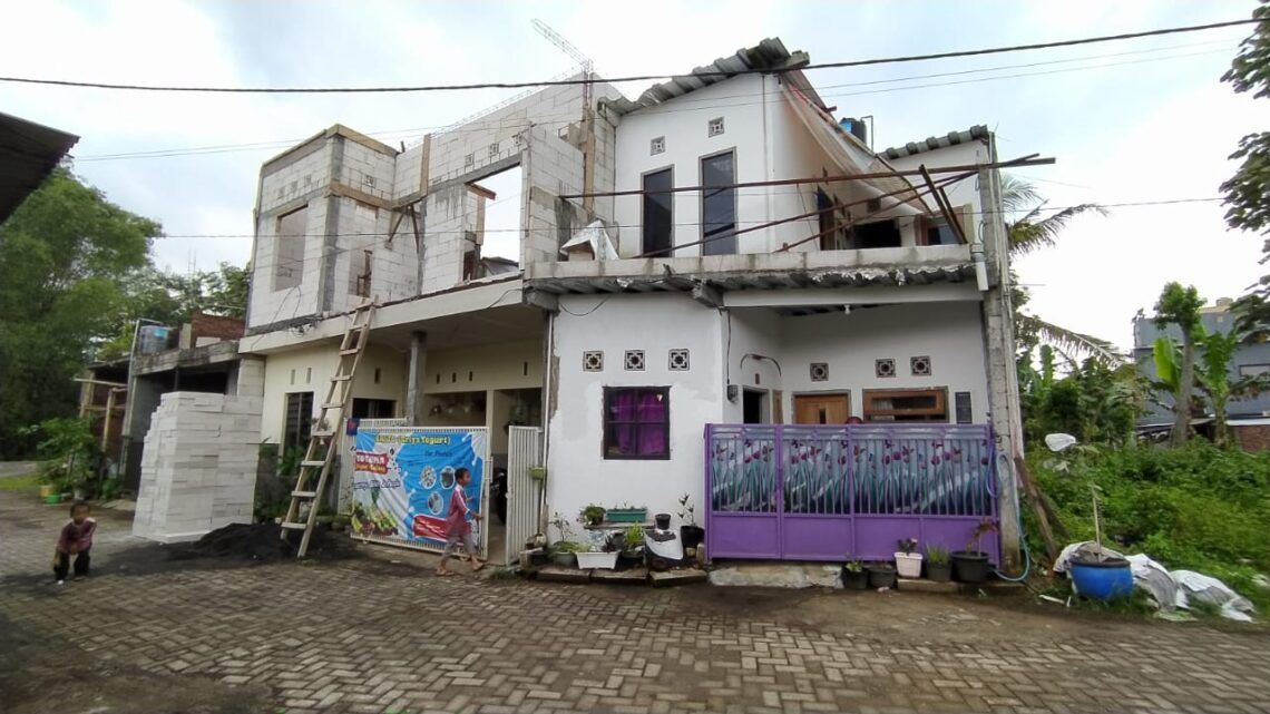 Rumah terduga teroris di Malang yang digeledah dan didatangi oleh Densus 88 Antiteror. (Foto: AZM/Tugu Malang/Tugu Jatim)