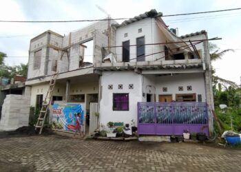 Rumah terduga teroris di Malang yang digeledah dan didatangi oleh Densus 88 Antiteror. (Foto: AZM/Tugu Malang/Tugu Jatim)