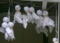 Boneka Teru Teru Bozu yang dipercaya bisa tangkal hujan. (Foto: Wikipedia)
