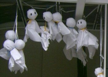 Boneka Teru Teru Bozu yang dipercaya bisa tangkal hujan. (Foto: Wikipedia)