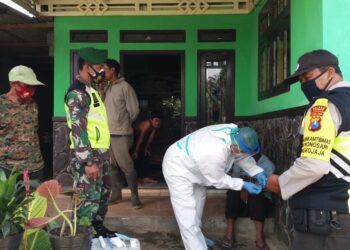 Babinsa dari jajaran Kodim 0819/Pasuruan melakukan tracing untuk menekan dan meminimalisasi penyebaran Covid-19 di wilayah mereka. (Foto: Dokumen/Kodim Pasuruan) tugu jatim