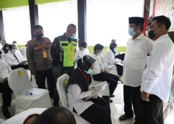 Bupati dan Wakil Bupati Tuban, H. Fathul Huda dan Noor Nahar Husein saat meninjau berlangsugnya Ujian Perangkat Desa 2021. (Foto: Humas Pemkab Tuban)