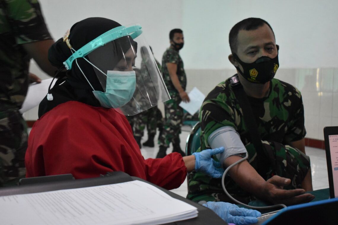Kodim 0819 Pasuruan Gelar Vaksinasi Hari Kedua Bagi Personel Jajaran 5 Proses vaksinasi hari kedua yang dilakukan di Kodim 0819/Pasuruan, Rabu (3/3/2021). (Foto: Dokumen/Kodim Pasuruan) tugu jatim