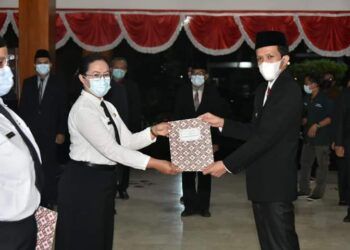 Wakil Bupati Syah M Natanegara, ketika melantik 159 pejabat fungsional Kabupaten Trenggalek. (Foto: Dokumen/Pemkab Trenggalek)